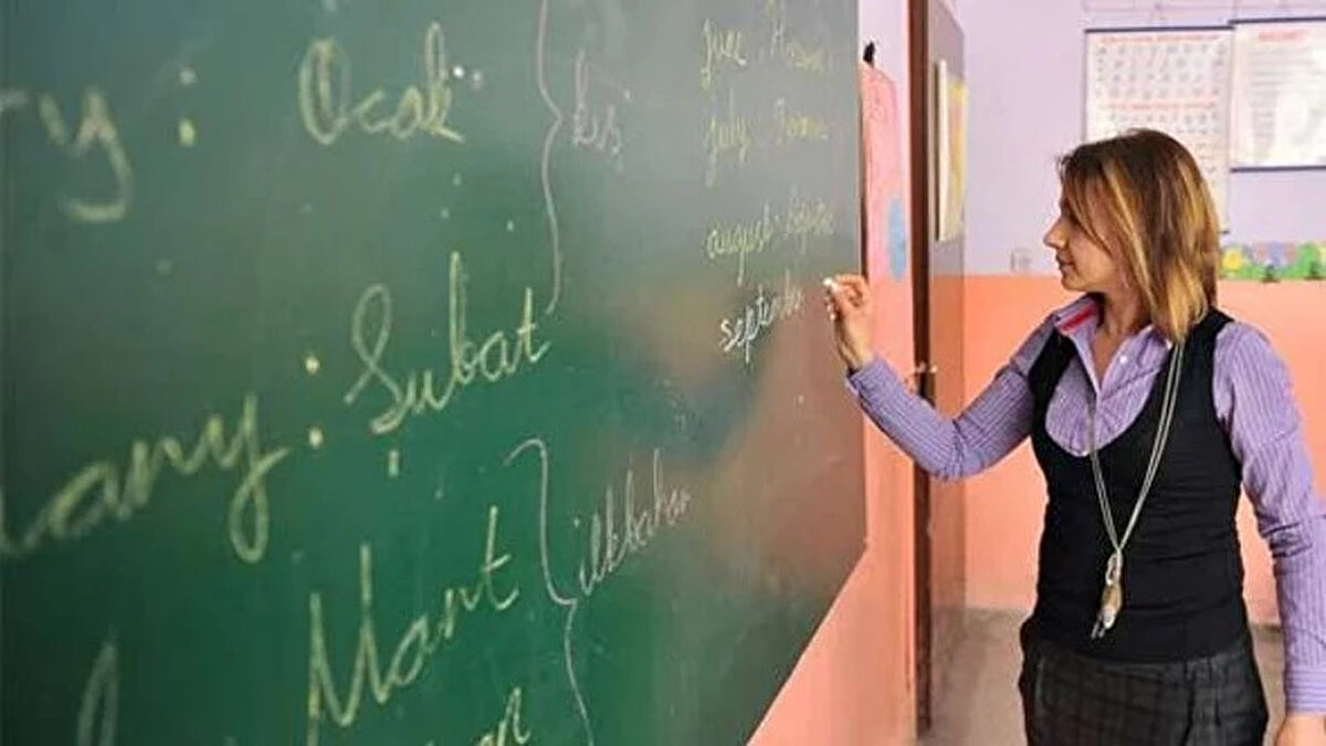 2026 Öğretmen Maaşı Artışı Yaklaşıyor<br><br>2026 Ocak zammı ile birlikte öğretmen, uzman öğretmen ve başöğretmen maaşlarında dikkat çekici bir artış bekleniyor. Henüz kesinleşmemiş olsa da, mevcut verilere göre öğretmen maaşlarının 70 bin TL bandını aşması bekleniyor.<br><br>Aralık enflasyonunun ardından belirlenecek kesin zam oranı ile birlikte, tüm öğretmenlerin yeni maaşları 3 Ocak 2026’da açıklanacak.