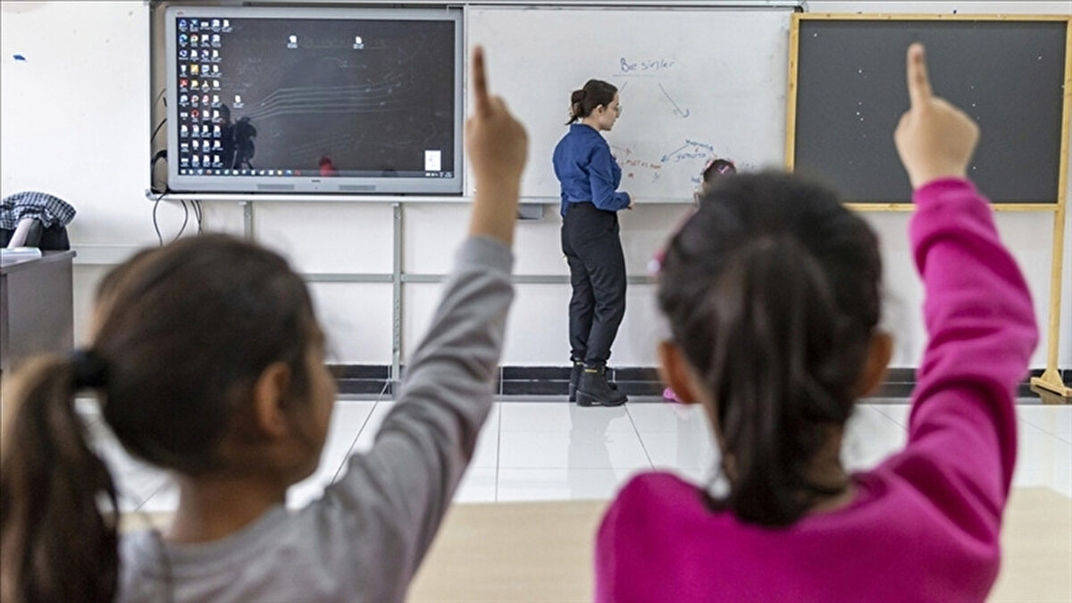 Yıl sonu enflasyon oranının %30 seviyesinde gerçekleşmesi halinde, memur maaşlarında toplam artış %17,79’a kadar çıkabilecek. Bu durumda öğretmenlerin maaşları yaklaşık 10 bin TL’ye varan bir artış gösterebilir.