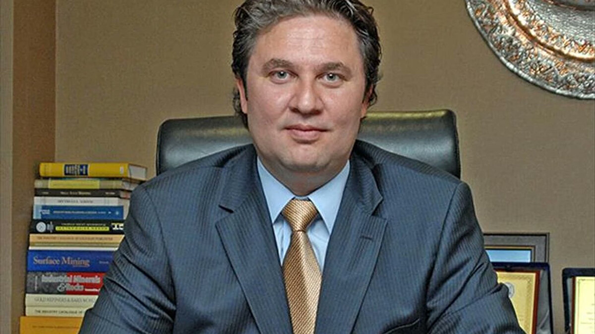 ÖZKAN HALAÇ KİMDİR?<br><br>Özkan Halaç, 1973 Afyon Emirdağ doğumlu. Kabataş Lisesi’nde eğitimini tamamlayan Halaç, İstanbul Üniversitesi Cerrahpaşa Tıp Fakültesi Diş Hekimliği Bölümü’nde lisans eğitimini bitirdi. Kardeşleri Ömer ve Özcan Halaç ile birlikte Halaç Kuyumculuk Limited Şirketi’ni kurarak Kapalıçarşı’da altın rafinasyonu alanında faaliyet göstermeye başladı, ancak 2014 yılının Eylül ayında geçirdiği ani kalp krizi sonucu hayatını kaybetti.