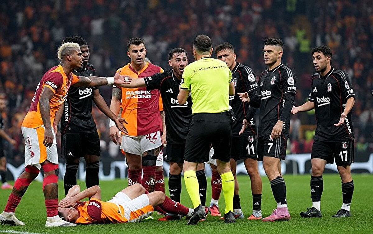 Kurallara göre; bir takım, devre arası hariç en fazla üç kez oyuncu değişikliği yapabilir. Buna göre Beşiktaş'ın derbideki oyuncu değişiklikleri için maç 4 kez durmuş oldu. <br><br>