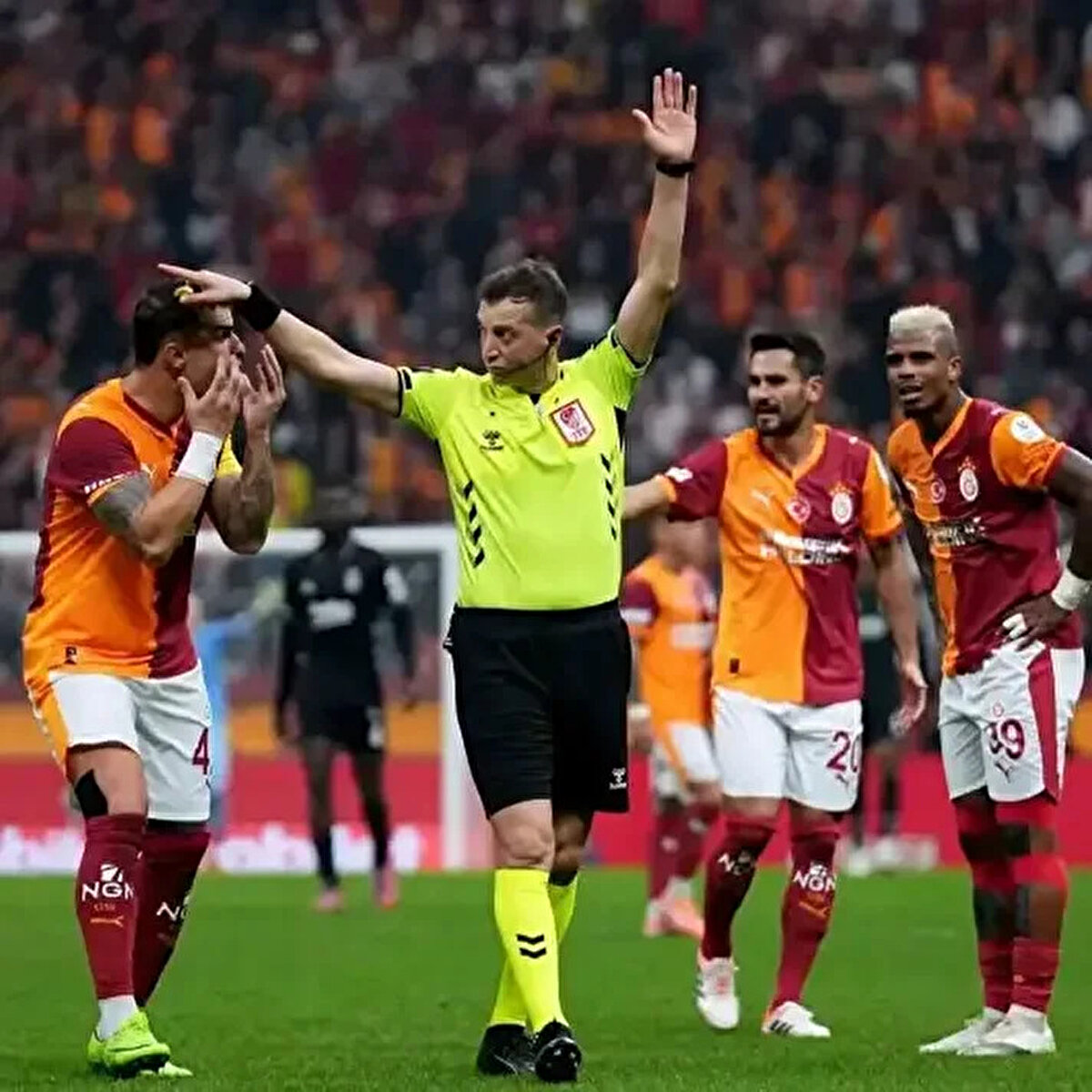 Mücadelenin 66. dakikasında Beşiktaş iki oyuncu değiştirecekken, hakem Yasin Kol, birinci değişikliğin ardından oyunu başlattı. 13 saniye sonra yardımcıdan gelen uyarı nedeniyle Yasin Kol, oyunu bir kez daha durdurdu ve ikinci değişikliğe izin verdi.<br><br>