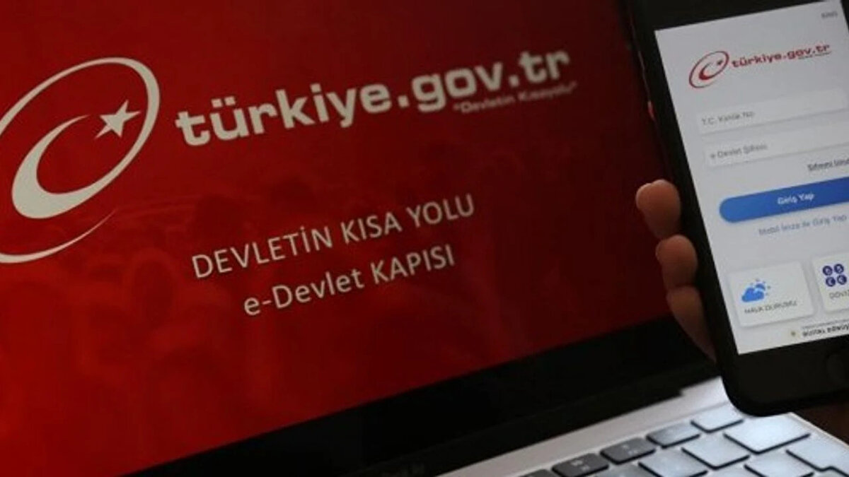 E-Devlet şifresi alma adımları:<br><br>Üzerinde T.C. kimlik numaranızın bulunduğu fotoğraflı kimlik belgeniz (nüfus cüzdanı, pasaport, ehliyet, evlilik cüzdanı, avukat kimliği vb.) ile birlikte PTT Merkez Müdürlükleri veya yetkili şubelere şahsen başvuru yapın.<br><br>Görevli size üzerinde geçici bir şifre bulunan kapalı bir zarf verecektir.<br><br>İlk girişte sistem sizden yeni bir şifre oluşturmanızı isteyecektir.<br><br>Bu şifreyle artık e-Devlet Kapısı üzerinden tüm kamu hizmetlerine erişebilirsiniz.<br><br>📍 Not: İlk şifre alma işlemi için küçük bir işlem ücreti alınır.