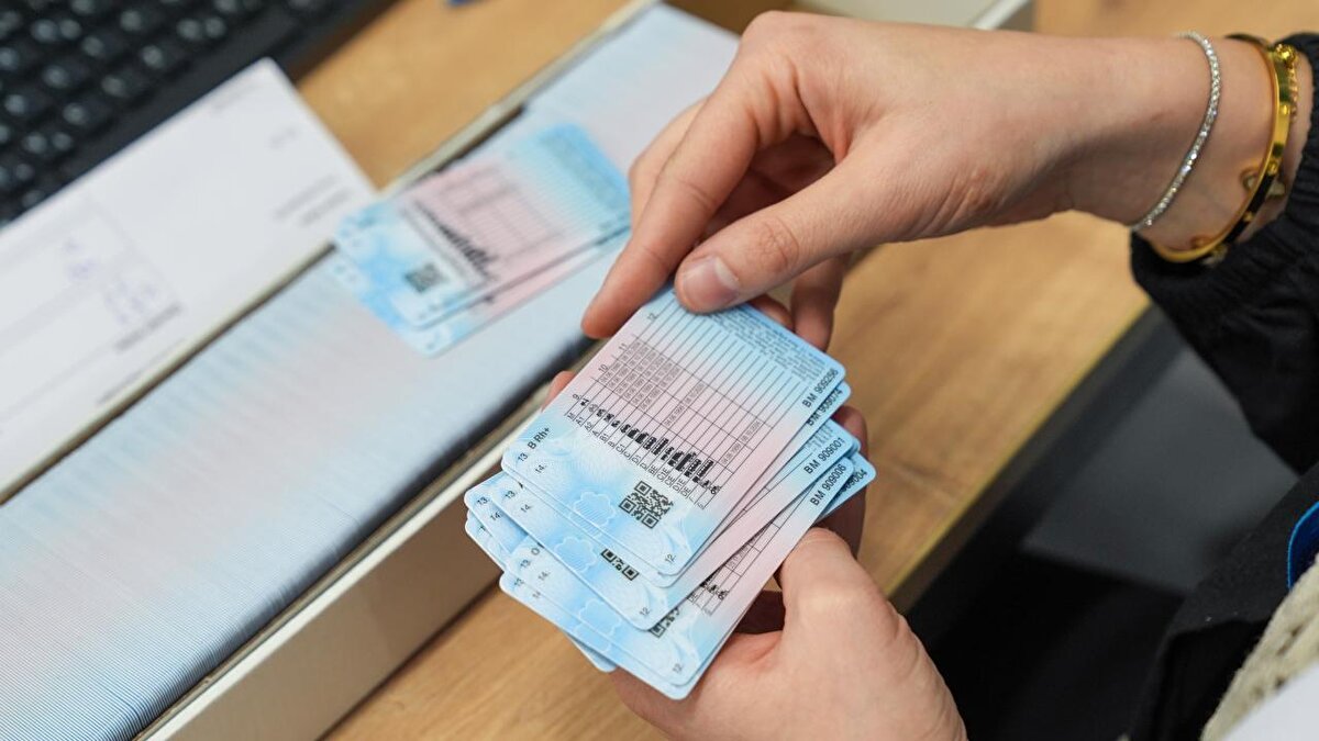 Buna göre, yerleşim yeri içinde hız sınırını 46-55 kilometresaatten fazla ihlal edenlerin her seferinde 30 gün, 56-65 kilometresaatten fazla ihlal edenlerin her seferinde 60 gün, 66 kilometresaatten fazla ihlal edenlerin ise her seferinde 90 gün süreyle sürücü belgeleri geri alınacak.<br><br>​​Geçiş üstünlüğüne sahip araçlara geçiş hakkı vermeyen sürücülere ise 15 bin lira idari para cezası kesilecek.