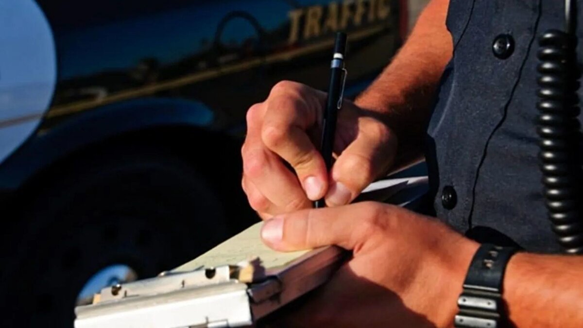 Yarış yapan motorlu araç sürücülerine 46 bin lira idari para cezası uygulanacak ve sürücü belgeleri 2 yıl süreyle geri alınacak.<br><br>Ölümlü veya yaralanmalı trafik kazalarında, zabıtanın iznini almadan zaruret dışında olay yerinden ayrılan sürücülere 1 yıldan 3 yıla kadar hapis cezası verilecek.