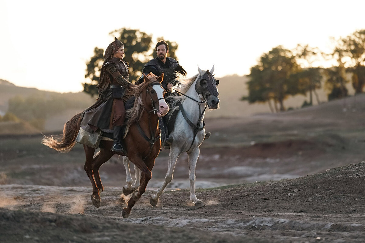 TV’nin sevilen dizisi Kuruluş Osman, yeni sezonda Kuruluş Orhan adıyla ekranlara gelmeye hazırlanıyor. Geçtiğimiz sezonlarda Çarşamba günleri yayınlanan ve izleyiciyi ekrana kilitleyen dizi, bu sezon güçlü kadrosu ve yeni hikayesiyle dikkat çekecek. Yeni sezonda en çok merak edilen Orhan Bey'i kimin canlandıracağı. Peki Kuruluş Orhan'da Orhan Bey'i kim canlandıracak?