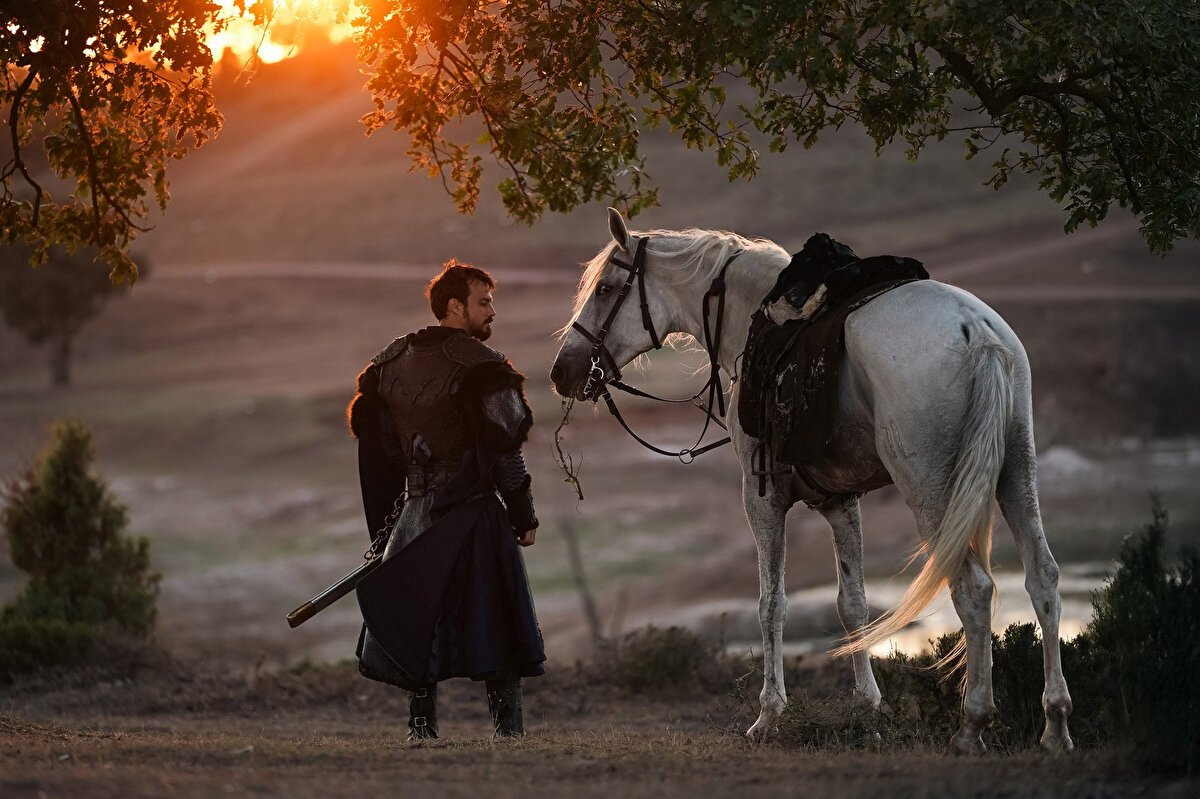İlk, orta ve lise eğitimini İstanbul'da tamamladı. <br>İstanbul Aydın Üniversitesi İşletme Bölümüne kaydolan Mert Yazıcıoğlu, eğitimi sırasında oyuncu olmaya karar verdi ve işletme bölümünü yarıda bırakarak oyunculuk üzerine eğitimler almaya başladı. Kızıl Goncalar'daki rolü ile dikkatleri üzerine çekti.