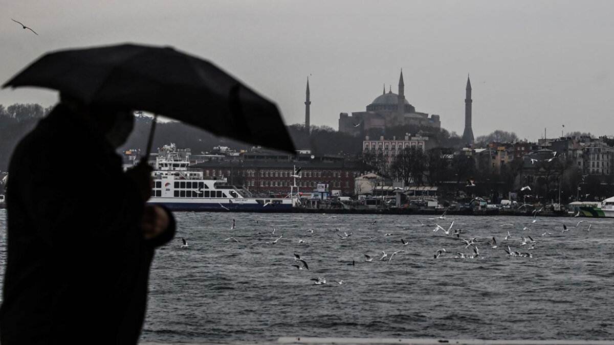 Kuvvetli yağışlara dikkat!<br><br>Meteoroloji’nin hava durumu uyarısında, özellikle Marmara’nın batısı ve Kuzey Ege kıyılarında etkili olması beklenen yerel kuvvetli sağanaklara karşı vatandaşların dikkatli olması istendi.<br>Olası sel, su baskını, yıldırım ve ulaşımda aksamalar gibi risklere karşı önlem alınması önem taşıyor.