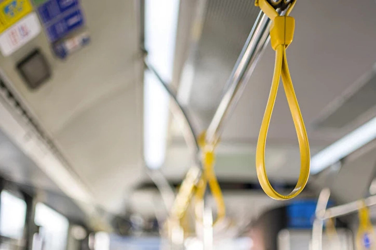 Ücretsiz Ulaşımdan Kimler Yararlanabilir?<br><br>Ücretsiz ulaşım uygulamasından yalnızca kişiselleştirilmiş İstanbulkart sahipleri yararlanabilecek. Bu nedenle anonim (isimsiz) kartlarla yapılan geçişlerde indirim geçerli olmayacak. Öğrenci, öğretmen, mavi kart veya tam bireysel kart sahipleri ise sistemden otomatik olarak ücretsiz geçiş yapabilecek.