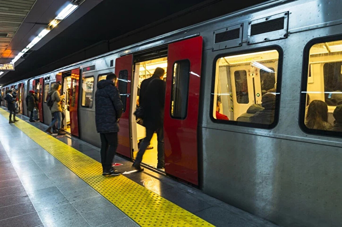 6 Ekim’de Toplu Taşıma Ücretsiz mi?<br><br>Evet. İstanbul Büyükşehir Belediyesi (İBB) tarafından yapılan açıklamaya göre, 6 Ekim 2025 Pazartesi günü İstanbul’un Kurtuluşu nedeniyle toplu ulaşım araçları ücretsiz olacak. Vatandaşlar, kişiselleştirilmiş İstanbulkart’larını kullanarak İETT otobüsleri, metro, metrobüs, tramvay, marmaray entegrasyonlu hatlar ve şehir hatları vapurlarında ücretsiz seyahat edebilecek.