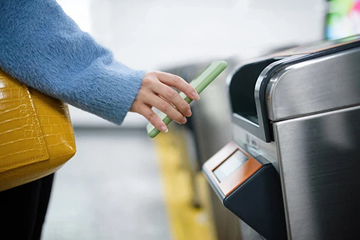 İstanbul’un düşman işgalinden kurtuluşunun 102. yıl dönümü olan 6 Ekim 2025 Pazartesi günü, kent genelinde toplu ulaşım ücretsiz olarak hizmet verecek. İstanbullular, kişiselleştirilmiş İstanbulkart’larıyla gün boyunca ücretsiz seyahat edebilecekler.