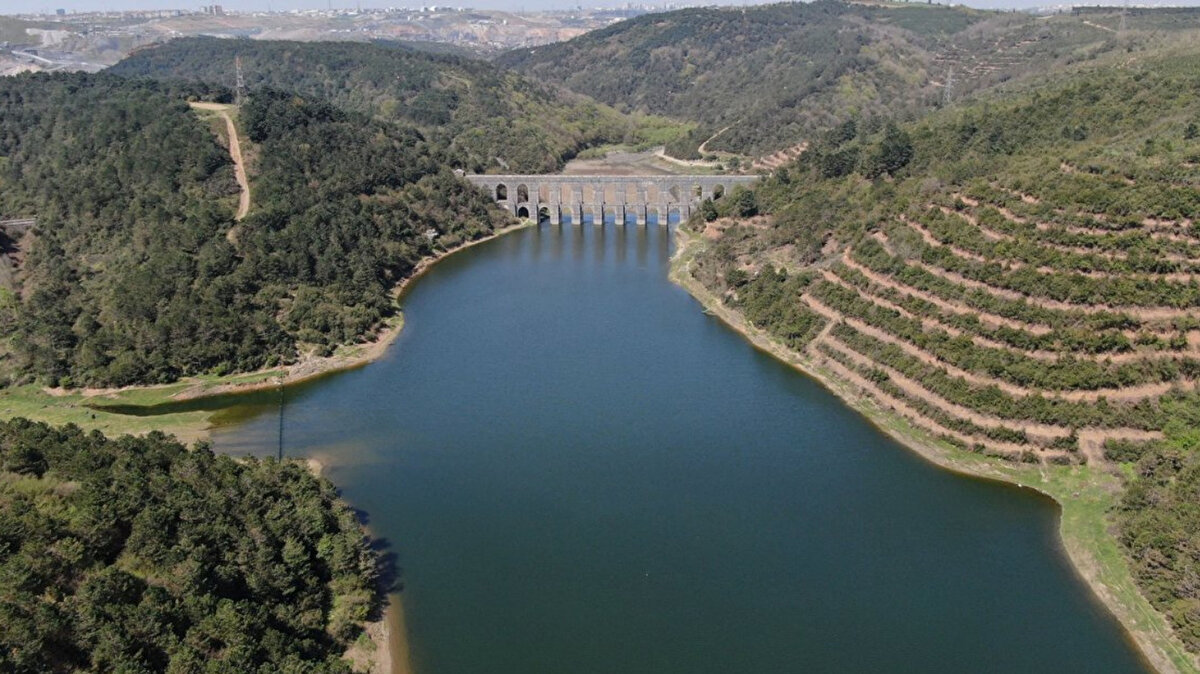 Bu yağışların salı günü gece yarısına kadar devam edeceğini belirten yetkililer, yağışların hafta boyunca süreceğini duyurdu.