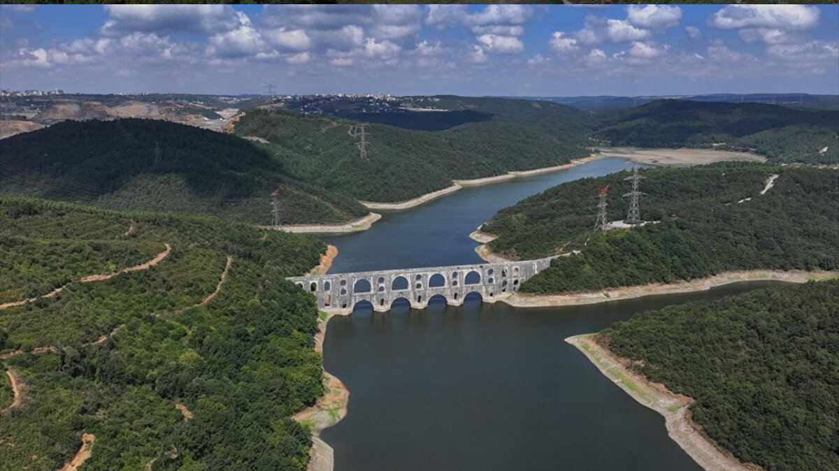 <br><br>Kesintilerin, suyun dengeli dağıtımı amacıyla alınan geçici bir önlem olduğunu belirten yetkililer, su kaynaklarının sürdürülebilir şekilde yönetilebilmesi için, su kullanımını tasarruflu yapmaları için vatandaşlara çağrıda bulundu.<br>