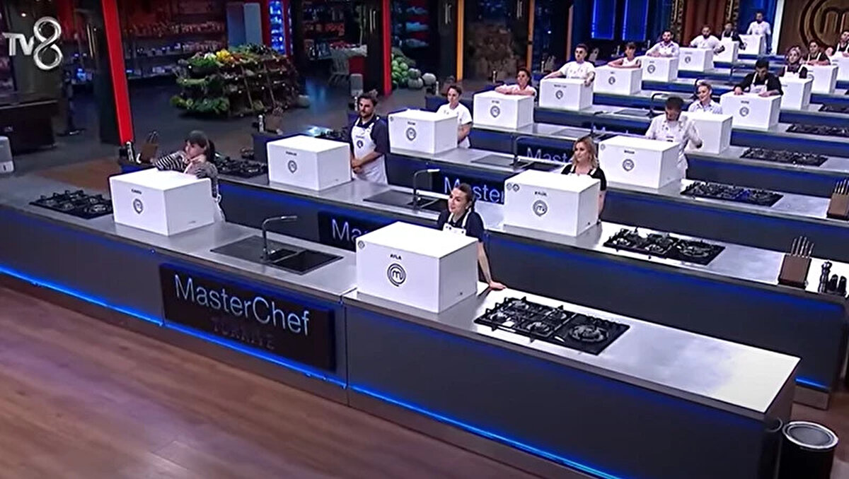 MasterChef Türkiye’nin 5 Ekim 2025 Pazar akşamı yayımlanan son bölümünde yarışmacılar, haftanın ilk mücadelesinde kaptanlık oyunu için mutfağa girdi. Şeflerin bu haftaki kaptanlık oyunu menüsü “hamburger” oldu. Yarışmacılar, 1 saatlik süre içinde en iyi hamburgeri hazırlamak için tüm hünerlerini sergiledi.