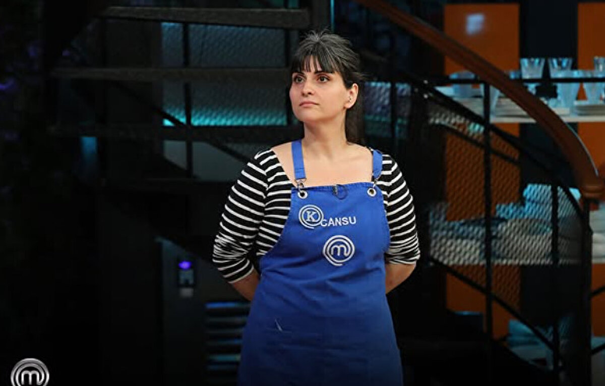 Yeni haftada MasterChef’te heyecan artıyor<br><br>Deniz’in elenmesinin ardından yarışmada rekabet giderek kızışıyor. Mavi ve kırmızı takım, hafta boyunca yapılacak dokunulmazlık oyunlarında karşı karşıya gelecek. Şeflerin değerlendirmeleri sonucu elenecek isimler, haftanın ilerleyen bölümlerinde belli olacak.