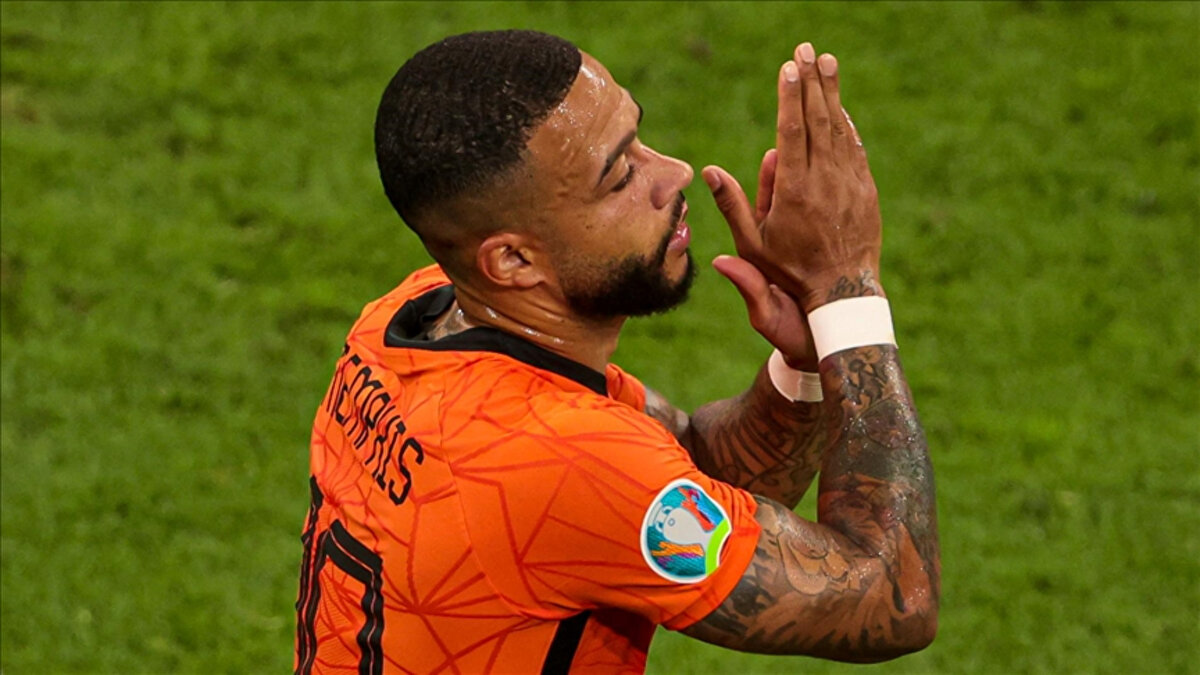 52 golle Hollanda Milli Takımı tarihinin en golcü oyuncusu olan Memphis Depay, bu olay nedeniyle takım arkadaşlarından ayrı kaldı.<br><br>G Grubu’nda 4 maçta topladığı 10 puanla lider konumda bulunan Hollanda, 9 Ekim’de Malta, 12 Ekim’de ise Finlandiya ile karşı karşıya gelecek.