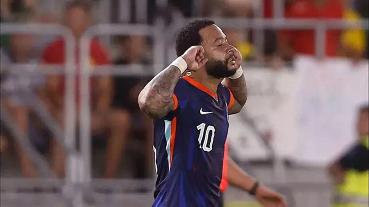 Hollanda Milli Takımı’nda sürpriz bir gelişme yaşandı.