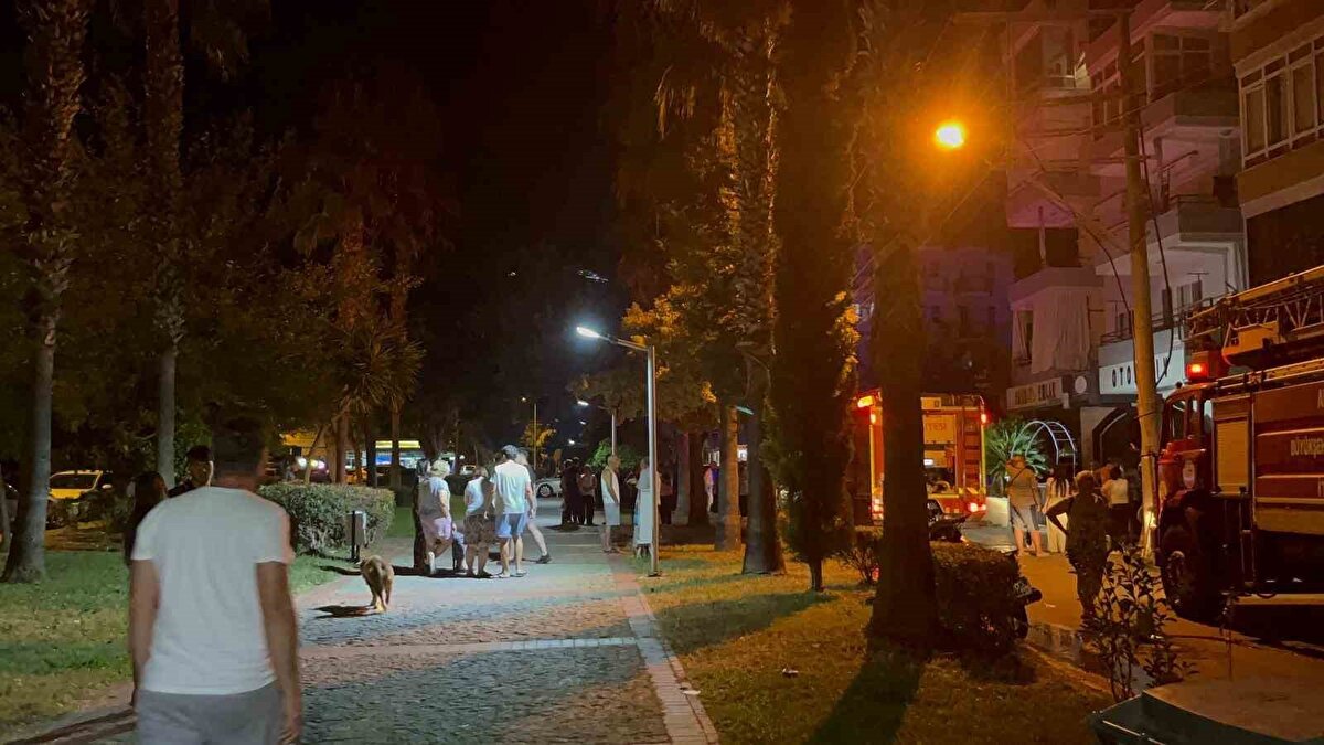 Yangın, gece saat 11:30 sıralarında Alanya’nın Güllerpınarı Mahallesi Harmandalı Sokak üzerinde bulunan 5 katlı bir binanın 4. katında meydana geldi. Henüz belirlenemeyen bir nedenle çıkan yangın, kısa sürede daireyi sardı. 