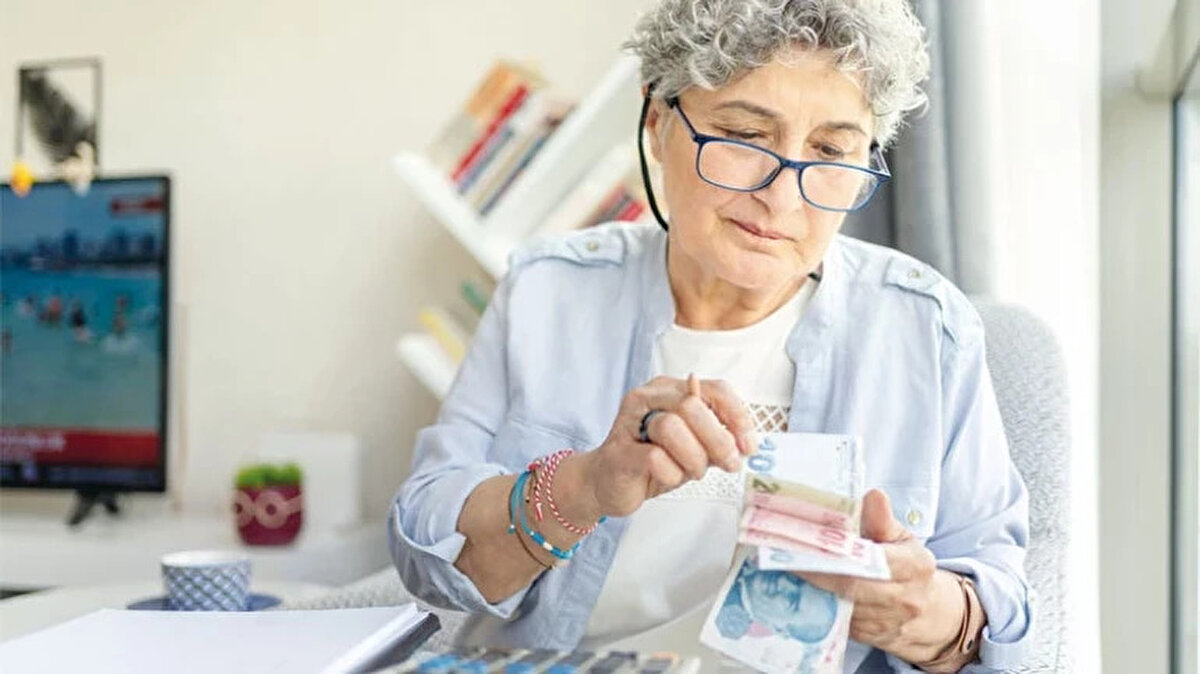 Türkiye genelinde milyonlarca emekliyi sevindirecek yeni ayrıcalıklar hayata geçirildi. Artık sadece kimliğini gösteren emekliler, ulaşım, sağlık, kültür ve hukuk alanlarında ücretsiz ya da indirimli hizmetlerden faydalanabiliyor.