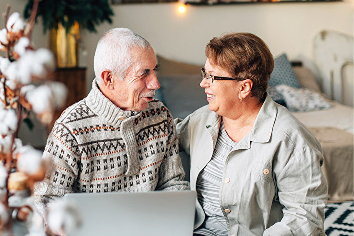 Kültür ve Sosyal Etkinliklerde Ücretsiz Katılım<br><br>65 yaş üstü vatandaşlar, Kültür ve Turizm Bakanlığı’na bağlı müzelere ve ören yerlerine kimliklerini göstererek ücretsiz giriş yapabiliyor.<br>Belediyelerin sosyal tesislerinde ise yemek, spor, tiyatro, konser ve atölye gibi etkinliklere ücretsiz ya da düşük ücretle katılmak mümkün.<br>Bu uygulama, hem sosyal izolasyonu azaltıyor hem de yaşlı bireylerin aktif bir yaşam sürmesini destekliyor.
