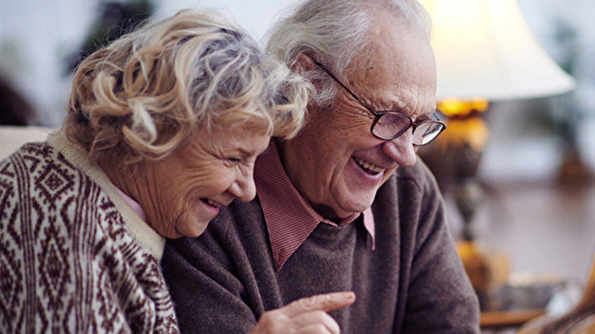 Emeklilere büyük kolaylık!<br>Ulaşımda bedava, sağlıkta indirimli, kültürde ücretsiz dönem başladı.<br>Sadece kimliğini göster, sen de bu ayrıcalıklardan hemen faydalan!