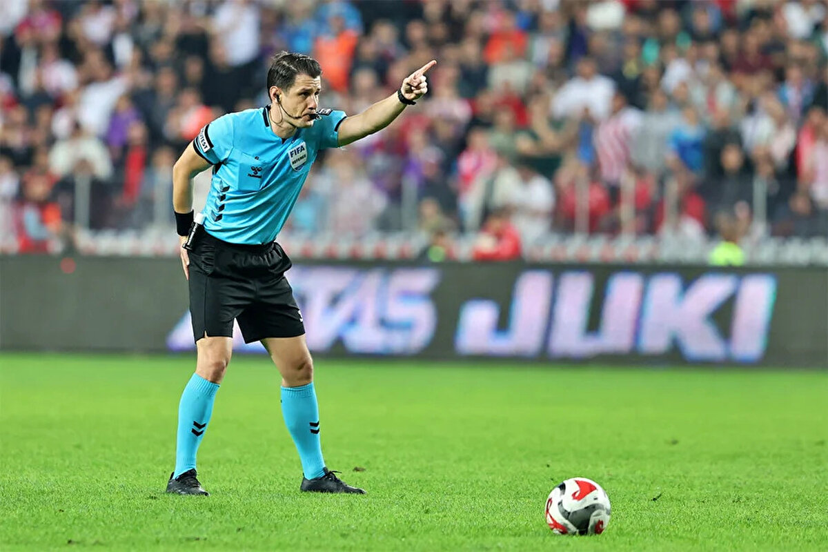 Deniz Çoban: "Golün verilmesi daha doğru olurdu. Artık kaleci hamle yapacak olsa da bir şey değişmez. Kaleci hamle yapacaksa önceden yapmalıydı. 17 numaralı oyuncu çıksa da kalecinin kurtarma şansı yok."