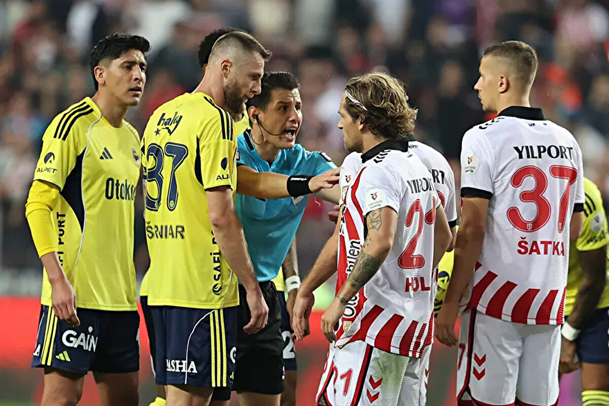 BEN GOLÜN VERİLMESİ TARAFINDAYIM<br><br>34. dakikada Samsunspor'un ofsayt gerekçesiyle iptal edilen golünde karar doğru mu?<br><br>Bülent Yıldırım: "Birincisi, subjektif bir alanda, yoruma açık durumlarda saha içi karar geçerlidir. Buradaki golün iptaline ben teknik anlamda saygı duymak zorundayım. İkincisi, şahsi olarak baktığımda şu soruları sorarım. Görüş çizgisinde mi ilgili oyuncu? Hayır. Topla oynamak için hareketi kaleciyi etkilemek için hareketi var mı, hayır. Topa teması var mı, hayır. Fiziksel temas var mı, hayır. Teorik olarak bu golün verilmesini doğru bulurum ama subjektif alanda kaleciye yakın olup arkadan gelip top atıldığı anda, kaleci görmezken, topa doğru hamle yapan oyuncunun kaleciyi etkilemedi görüşündeyim. Etkiledi diyen hakemin kararına saygı duyarım. Ben bu golün verilmesi tarafındayım."