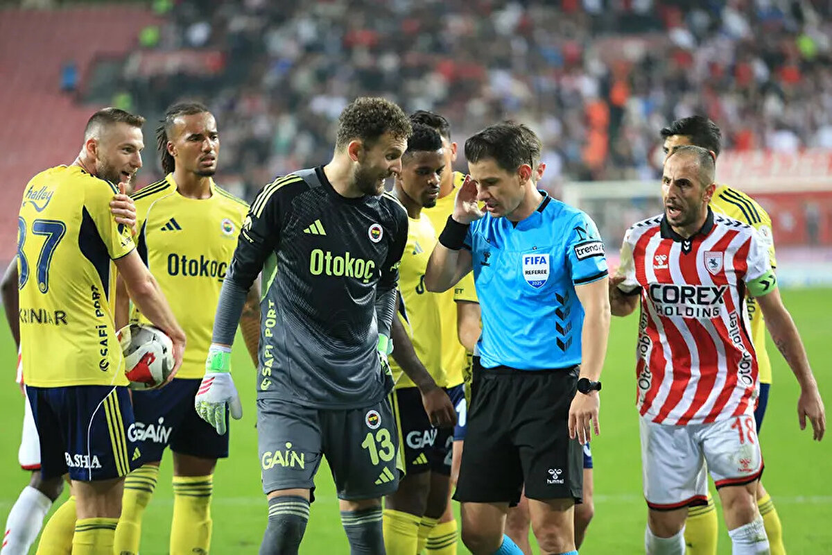 Eski hakemler, 0-0 biten  Samsunspor-Fenerbahçe maçının tartışmalı pozisyonlarını yayıncı kuruluşta yayınlanan Trio programında  değerlendirdi.