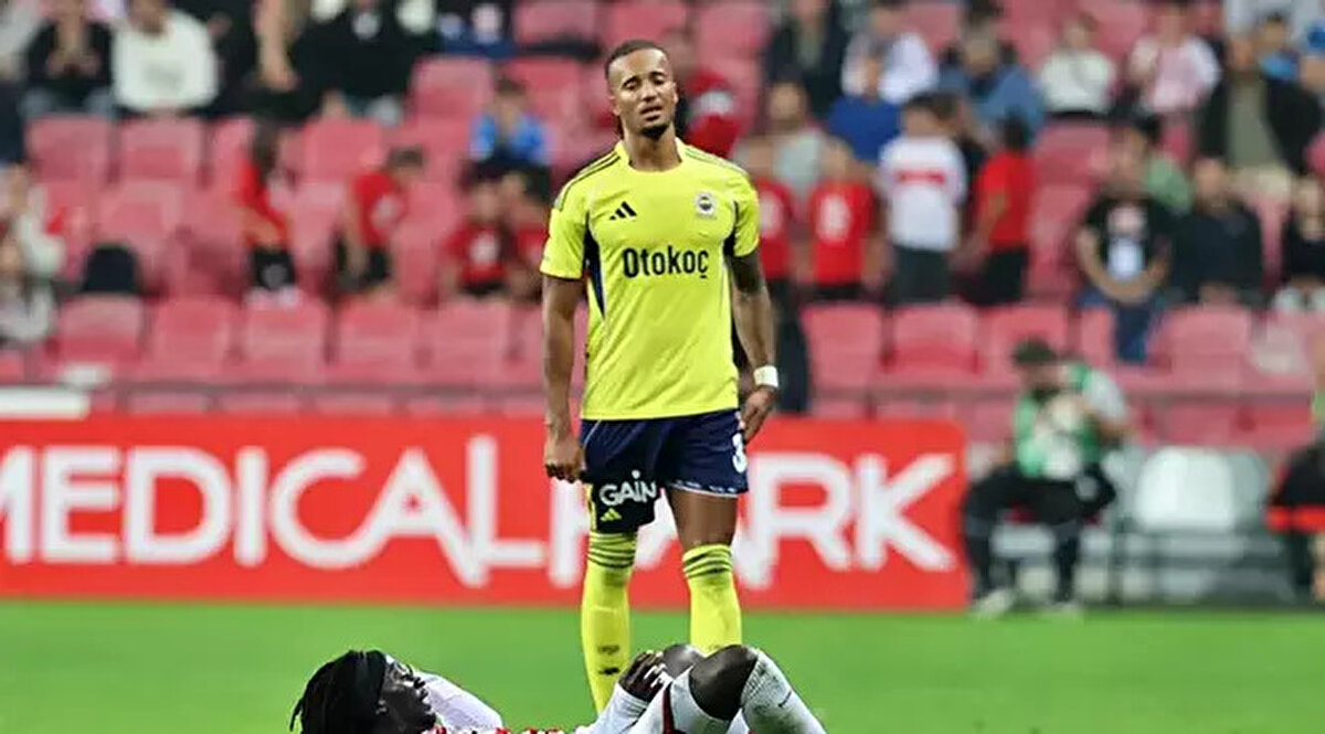 Süper Lig'in 8. haftasında oynanan Samsunspor-Fenerbahçe mücadelesi 0-0 eşitlikle sona erdi ve iki ekip puanları paylaştı. Bu mücadeleden sonra Fenerbahçe ligin 4. sırasına geriledi.