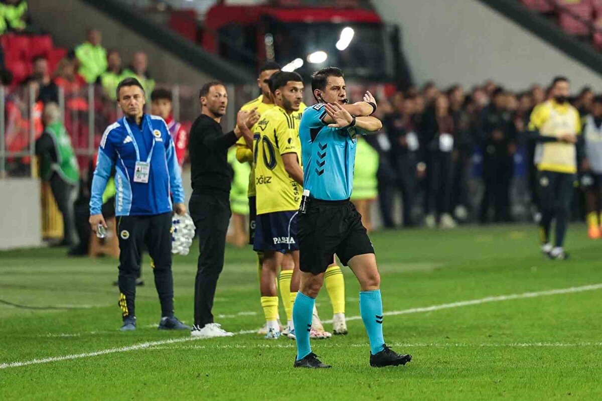 HALİL UMUT MELER KARARLARIYLA MAÇA DAMGA VURDU<br><br>Karşılaşmanın hakemi Halil Umut Meler, verdiği kararlarla gecenin en çok konuşulan ismi oldu. Spor yazarları, Erman Toroğlu, Ahmet Çakar, Mustafa Çulcu ve Gürcan Bilgiç çok çarpıcı yorumlar yaptı. 