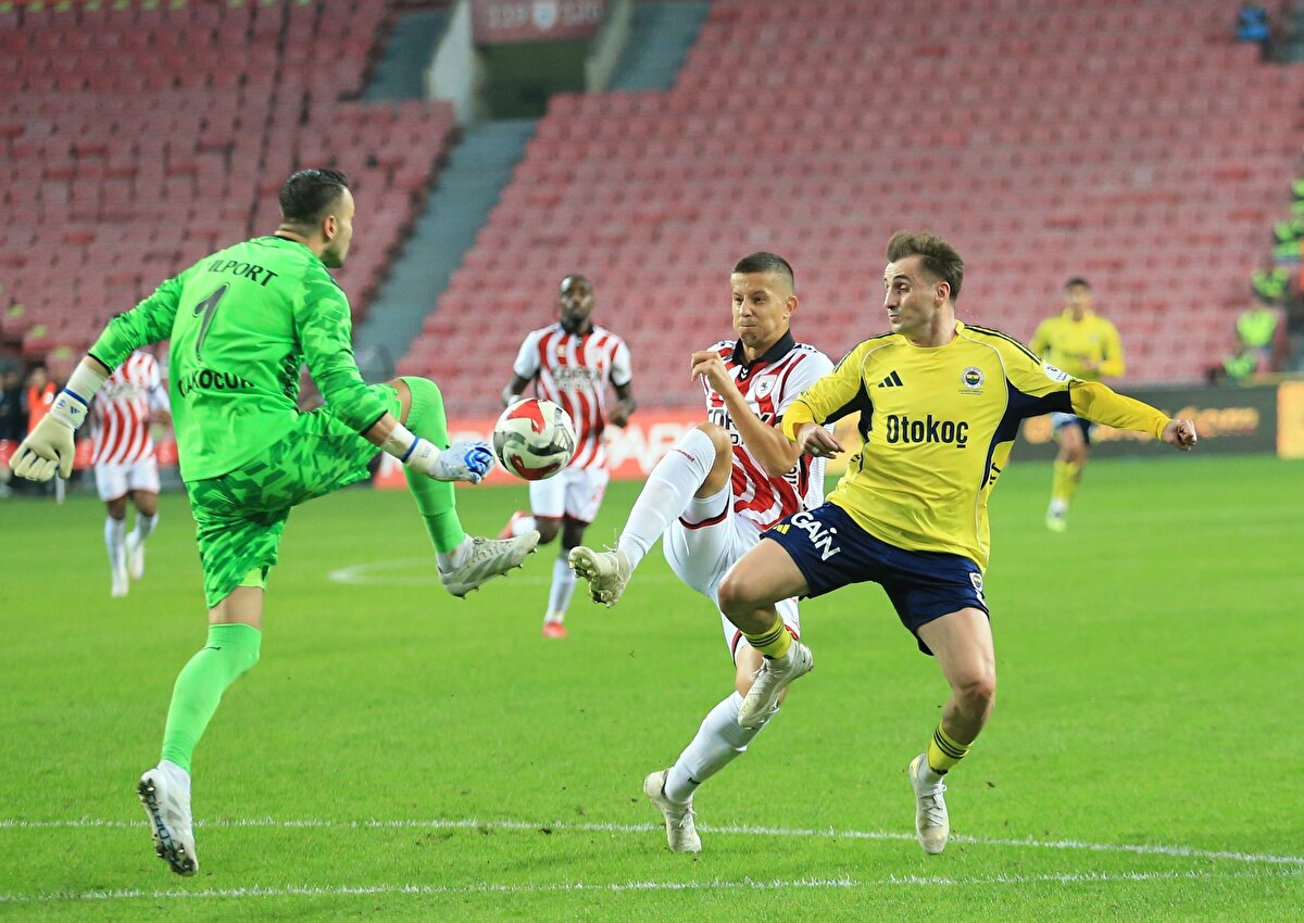 Zorlu maçta gol sesi ve iki takımda sahadan 1'er puanla ayrıldı. Fenerbahçe, rakiplerinin puan kaybettiği haftada avantajı kullanamadı. 
