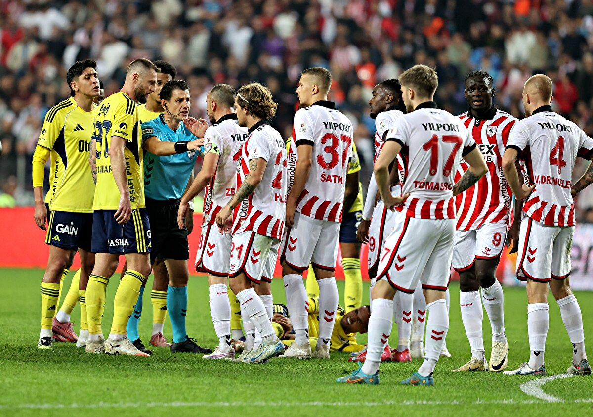 "BİR PENALTI VERDİ EVLERE ŞENLİK"<br><br>Ahmet Çakar: "Hakem Halil Umut Meler, Türkiye'nin 1 numarasıydı. Fakat kendine güveni gitmiş, ruhen bitmiş! Bir penaltı verdi, evlere şenlik. Allah'tan VAR düzeltti. Samsunspor'un iptal edilen golündeki ofsayt kararı doğru. Topa vurulduğunda Tarık'ın arkasındaki Samsunlu oyuncu, Tarık'ın sağ tarafından geriye doğru koşup Tarık'ın görüş ve müdahale alanını etkiliyor." [SABAH]<br>