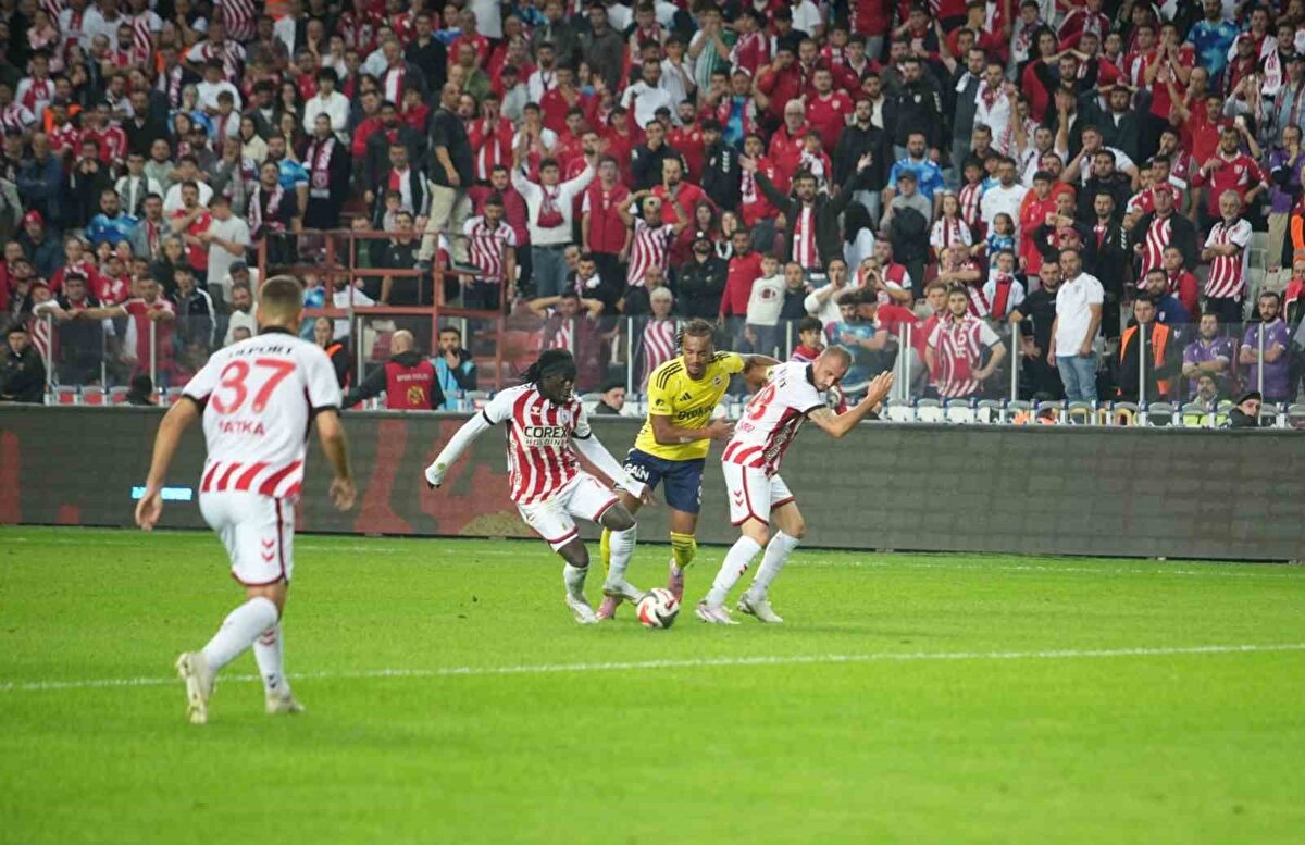 ÖMER ÜRÜNDÜL: "KASIMPAŞA MAÇI SONRASI EN KÖTÜ MAÇ"<br><br>Ömer Üründül: "F.Bahçe, bu sezon Kasımpaşa maçından sonraki en kötü futbolcunu dün gece sergiledi. Oyuncuların tamamına yakını fizik olarak yetersizdi. Sanki F.Bahçe, Nice maçını oynamış da Samsun haftayı boş geçirmişti. 90 dakikaya baktığımızda F.Bahçe'nin kaleyi bulan tek şutu var. Belki F.Bahçe'nin tek pozisyonuydu ama En-Nesyri bomboş pas vermek yerine geri pası gibi vuruş yaptı." [SABAH]