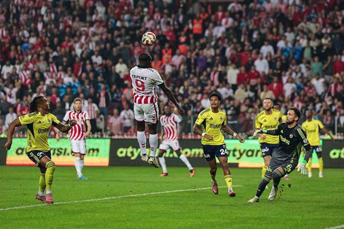 "FENERBAHÇE RUHUNU KAYBETMİŞ"<br><br>Gürcan Bilgiç: "Samsunspor ilk önemli pozisyonunu yakaladığında 20. dakikaydı. O sürede kendi sahalarında beklediler, yavaş hareket ettiler, maçın tempo kazanmasına izin vermediler. Kendi sahasında beraberliği iyi gören bir takım vardı karşımızda. Ya da biz öyle sandık. Bu duruşa "Biz kazanmaya geldik" mesajı geldi mi? Hayır… Coşkusunu-isteğini kaybetmişti Fenerbahçe." [SABAH]