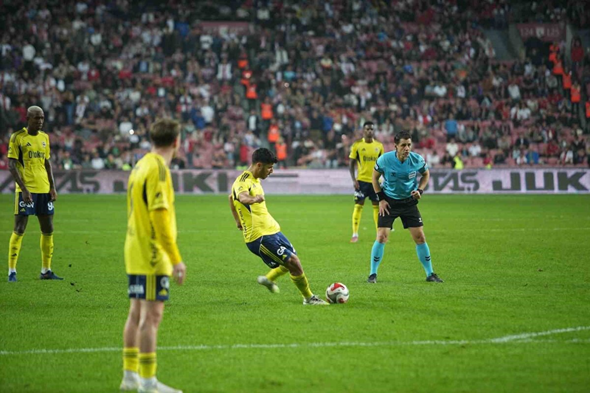 "GOLDE OFSAYT KARARI DOĞRU"<br><br>Mustafa Çulcu: "Samsun'un 34'te Musaba ile attığı golde Musaba ofsayt değil. Ancak arkada ofsayttan gelen Tomasson kaleci Tarık'ın önünde koşu yolunda hamle yapmasını engelliyor. Bu nedenle VAR, kararı kendisinin vermesi için hakemi pozisyonu izlemeye çağırdı. Hakem izledi ofsayt ve doğru kararla golü iptal etti. [SABAH]<br><br>