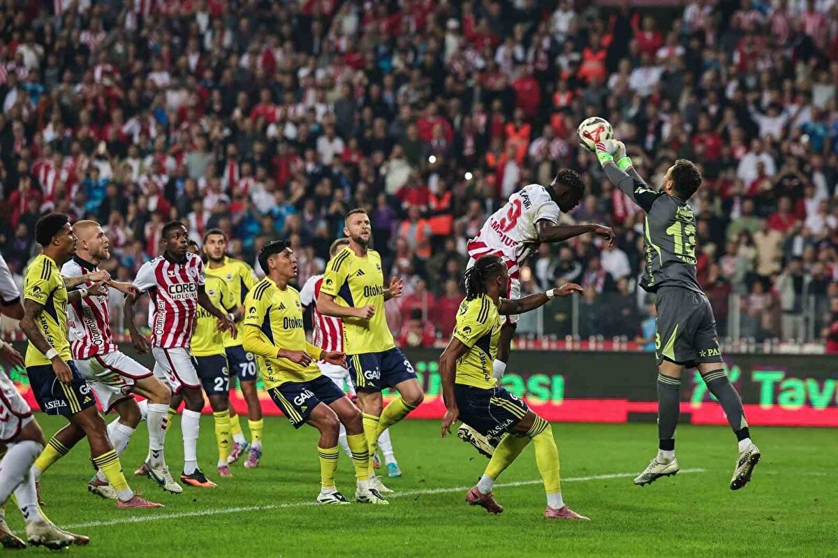 "BUZ GİBİ GOLÜ YEDİ"<br><br>Erman Toroğlu: "Samsun’un attığı bir gol var. VAR, hakem Halil Umut Meler’i çağırdı. Aktif mi, pasif mi diye. Meler gitti, pozisyonla ilgisi olmayan, kimsenin görmediği arkadaki futbolcuya ‘Aktif’ dedi ve buz gibi golü etti. Şu gözüküyor ki Halil Umut Meler de işin sonuna gelmiş. Zaten sona geldikçe eyyam başlar." [SÖZCÜ]