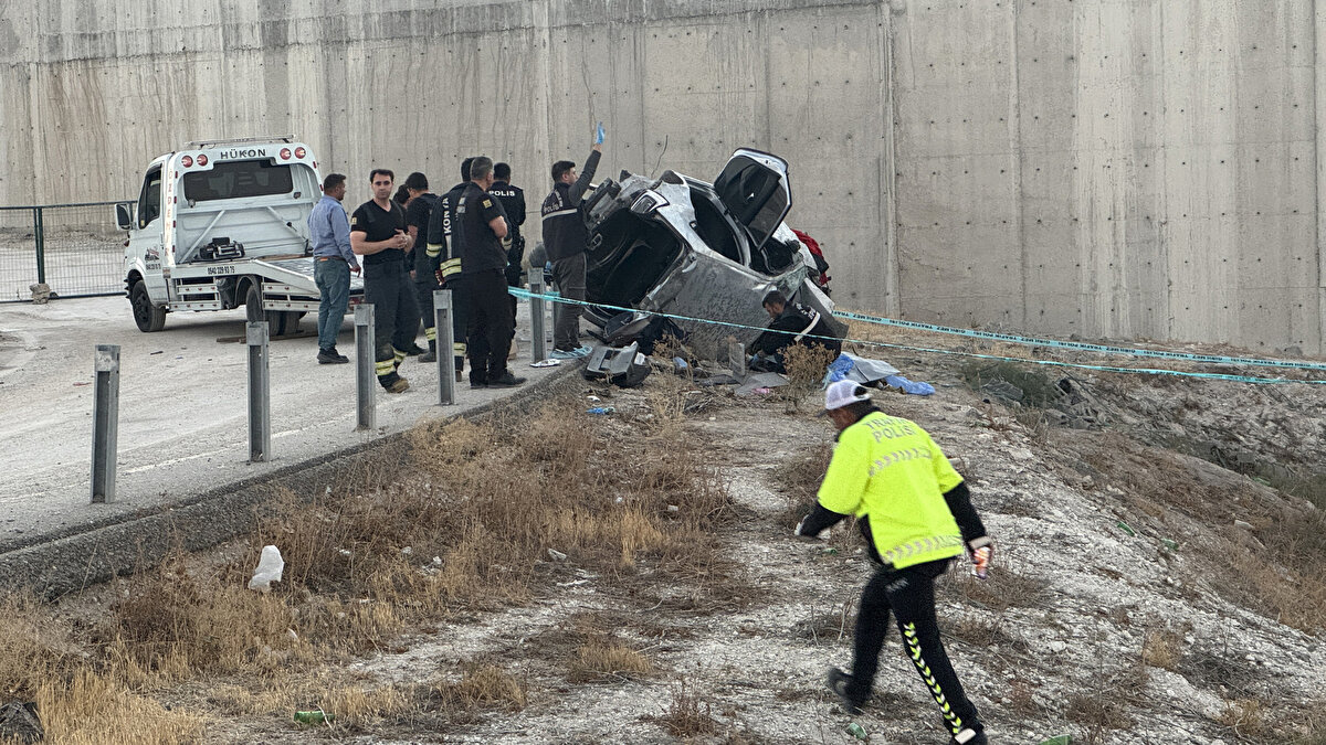 Sağlık ekipleri sürücü A.D.’nin hayatını kaybettiğini belirlerken, araçta yolcu olarak bulunan E.A., ilk müdahalesinin ardından ambulansla hastaneye götürüldü. Polis ekiplerinin incelemesi sonrası sürücünün cansız bedeni otopsi yapılmak üzere Konya Adli Tıp Kurumu morguna kaldırıldı. Kazayla ilgili tahkikat devam ediyor.