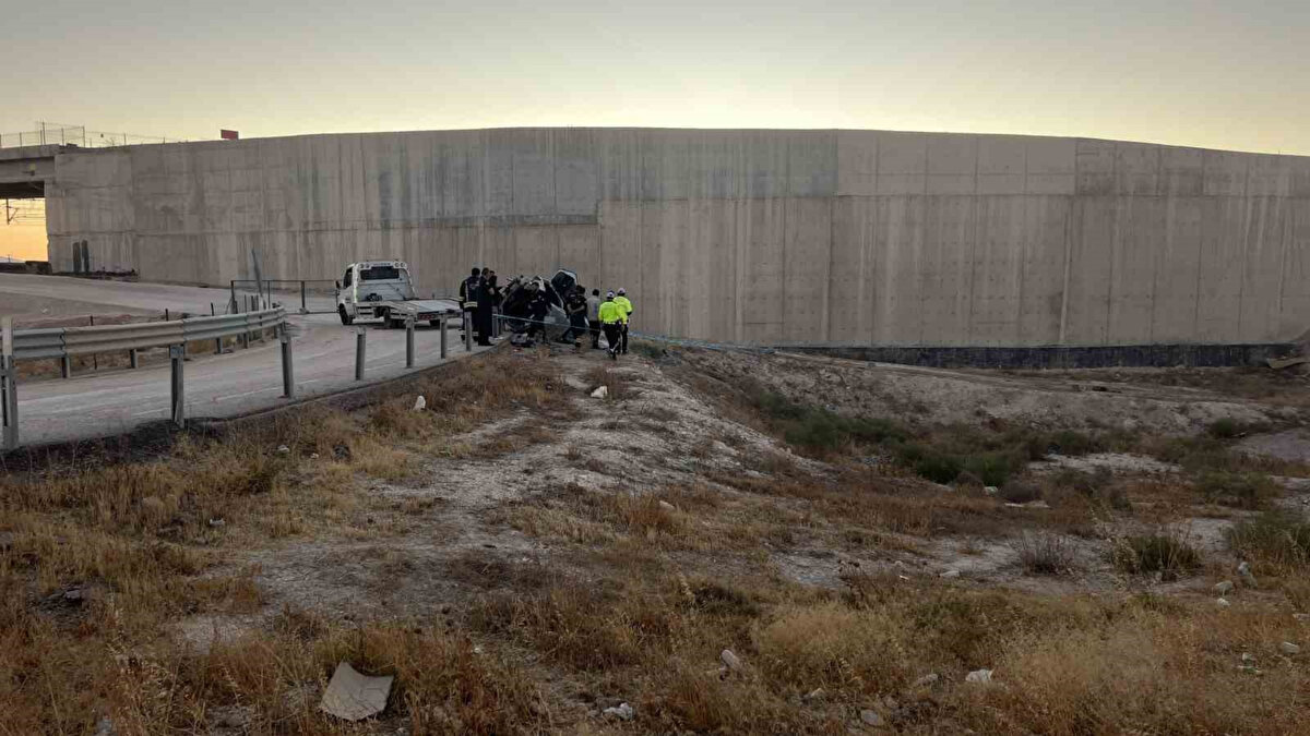 Konya’da sürücüsünün direksiyon hakimiyetini kaybettiği otomobil yol kenarına uçtu. Kazada sürücü hayatını kaybederken, 1 kişi de yaralandı.
