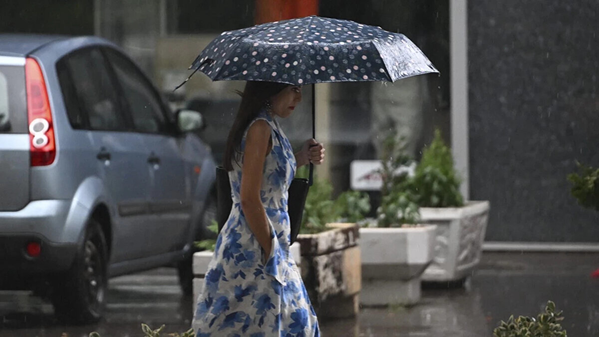 Yarın ise Edirne, Kırklareli, Tekirdağ, İstanbul, Kocaeli ve Yalova’da kuvvetli sağanak ve gök gürültülü sağanak yağışların etkili olacağı tahmin ediliyor.