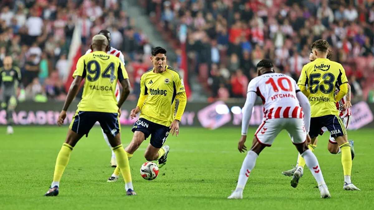 VAR'I TEBRİK EDERİM<br><br>58. dakikada Samsunspor'un VAR kararıyla iptal edilen penaltısında karar doğru mu?<br><br>Bahattin Duran: "Çok uzaktı Halil Umut Meler pozisyona ve tereddütsüz verdi ama pozisyon kesinlikle penaltı değildi. VAR doğru müdahale etti. Topun nereye geldiğinden bağımsız, çok yakın mesafeden top doğal konumdaki koluna geldi. En doğal haliyle olan koluna geldi top."<br><br> <br>