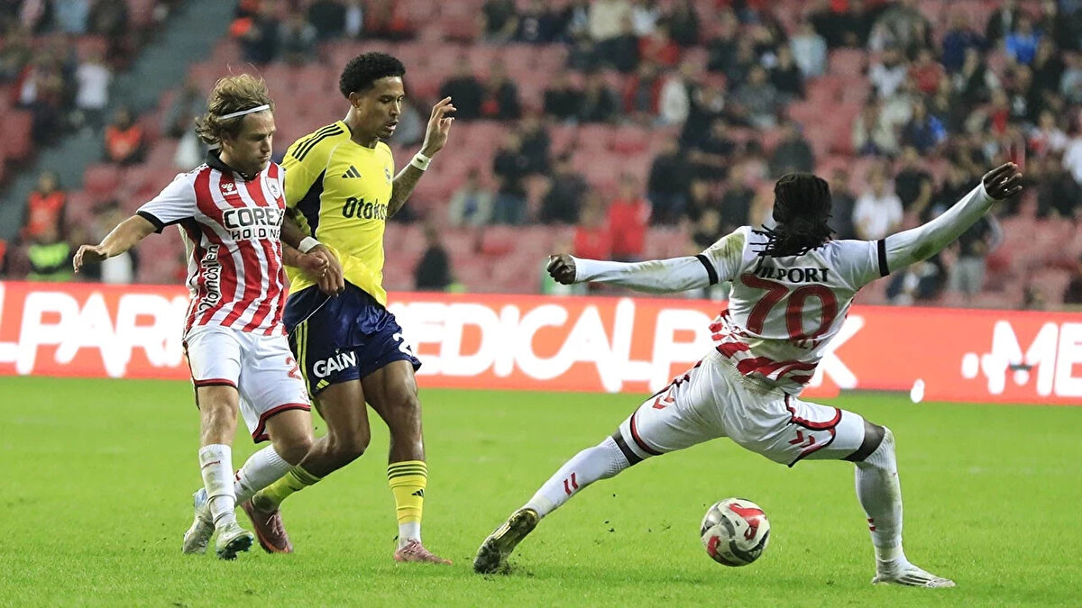 5 SARI KART VAR<br><br>Hakem değerlendirmesi<br><br>Deniz Çoban: “5 tane sarı kart hatası var. Archie Brown'ın iki faulünden birine sarı kart vermemesini eleştiririm. Penaltı kararı vermesini eleştiririm. İptal edilen gol kendi yorumu, saygı duymak lazım.”<br><br>