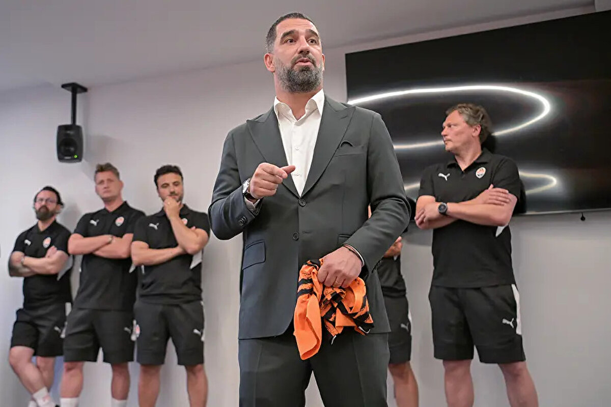 "Ukrayna halkının şu anda hissettiği tüm acıyı paylaşıyorum. Ayrıca tüm oyunculara, hem futbol hem de diğer spor dallarında spor faaliyetlerine katılan herkese teşekkür etmek ve saygılarımı sunmak istiyorum."