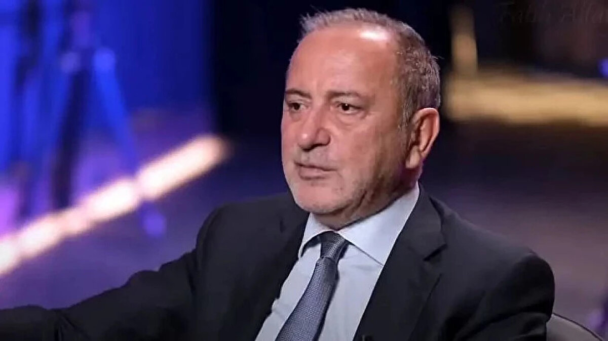 FATİH ALTYALI YOUTUBE KANALINI KAPATTI MI?<br><br>3 Ekim 2025’te görülen ikinci duruşmasında tutukluluğunun devamına karar verilmesinin ardından, Altaylı yeni bir mektup kaleme aldı. Mektupta, bir süreliğine YouTube yayınlarına ara verileceğini duyurarak şu ifadeleri kullandı: