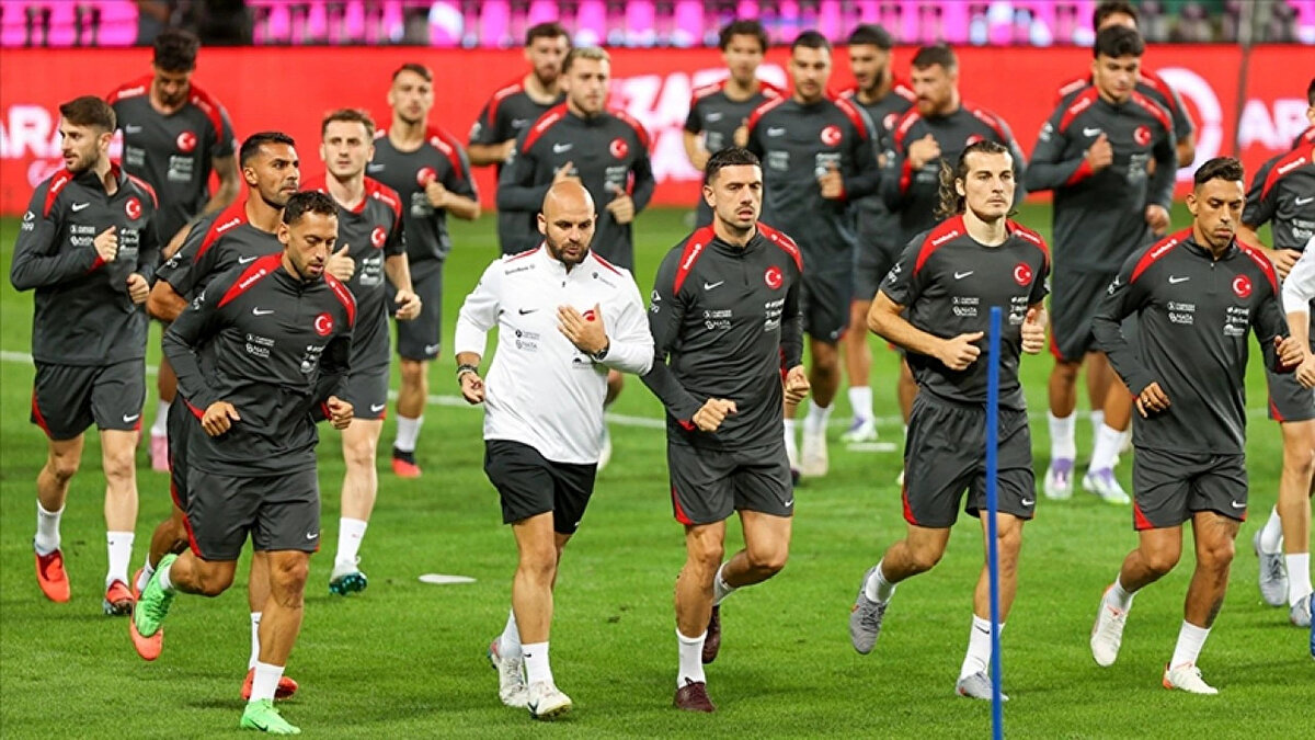 Milli maç takvimi netleşti. A Milli Futbol Takımımız, 2026 FIFA Dünya Kupası Avrupa Elemeleri’nde üçüncü ve dördüncü karşılaşmalarına çıkmaya hazırlanıyor. Milliler bu süreçte Bulgaristan ve Gürcistan ile karşı karşıya gelecek. Trendyol Süper Lig’de sekizinci haftanın tamamlanmasının ardından verilen milli arada gözler, ay-yıldızlı ekibin yapacağı maçlara çevrildi. Peki, milli maçlarda A Milli Takımımızı hangi mücadeleler bekliyor?