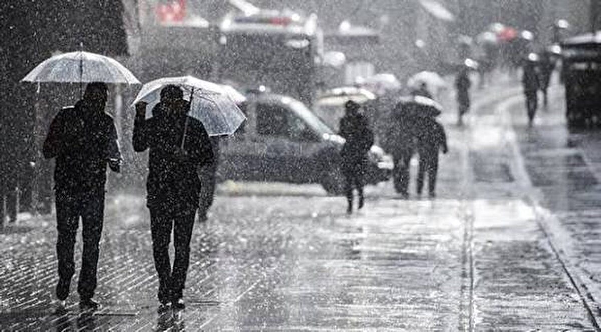 Meteoroloji uzmanları, ani sel, su baskını ve ulaşımda aksama riskine karşı vatandaşların dikkatli olması konusunda uyarıda bulundu.