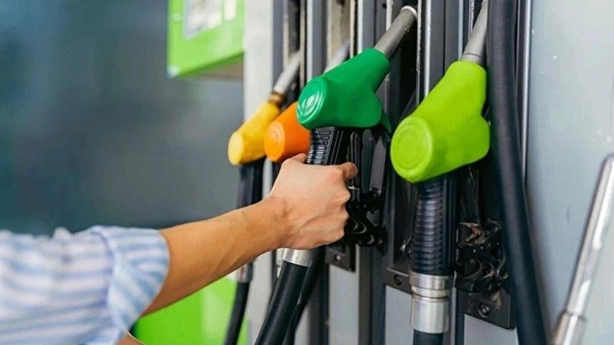 İzmir Akaryakıt Fiyatları (6 Ekim 2025)<br><br>Benzin litre fiyatı: 54,46 TL<br><br>Motorin litre fiyatı: 55,81 TL<br><br>LPG litre fiyatı: 27,53 TL