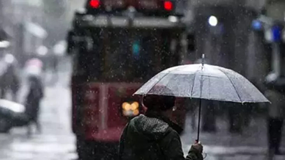 Hafta boyunca yağışların aralıklarla devam edeceği, Çarşamba ve Perşembe günleri de İstanbul genelinde gök gürültülü sağanakların etkili olacağı bildirildi.
