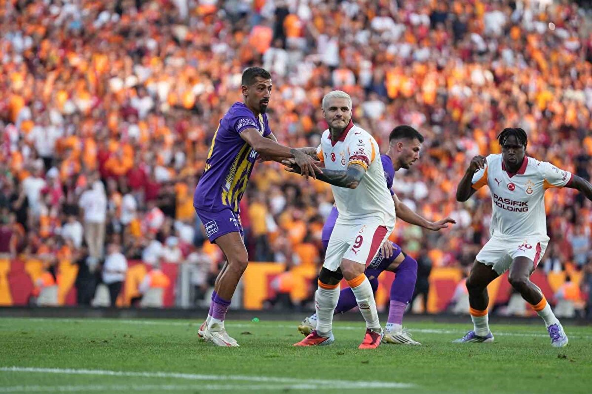 Arjantinli yıldızın son maçlardaki isteksiz ve formsuz görüntüsü bazı Galatatasaray taraftarını rahatsız etti.