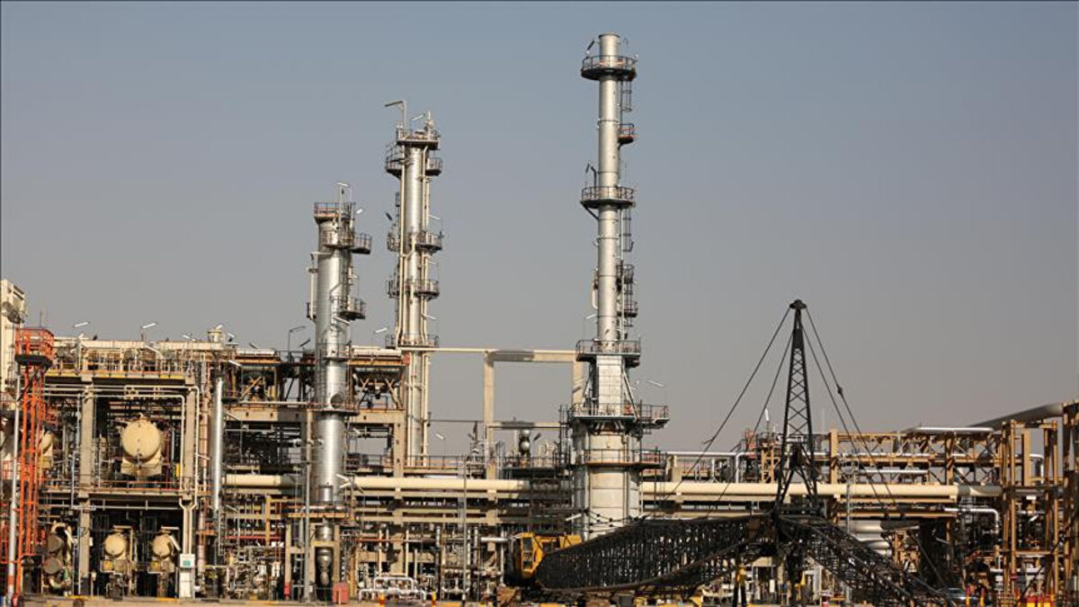 İran, Fars eyaletinin güneyinde yer alan Pazen Gaz Sahası’nda yaklaşık 10 trilyon fitküp (283 milyar 168 milyon metreküp) doğal gaz rezervi keşfetti. Petrol Bakanı Muhsin Paknejad, yaptığı açıklamada rezervin ülkenin güneyinde yürütülen petrol ve doğal gaz arama faaliyetleri sonucunda tespit edildiğini belirterek, "Fars eyaletinin güneyinde yer alan ve kuzeyde Buşehr eyaletine kadar uzanan bu saha, yaklaşık 22 kilometrelik bir alanı kapsıyor. Bölgede 7-8 yıl aradan sonra yeniden başlattığımız çalışmalar sonucunda bu keşfi gerçekleştirdik" ifadelerini kullandı.