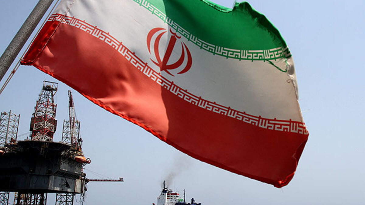 Rusya, 47 trilyon metreküplük kanıtlanmış rezervle dünyanın en büyük doğal gaz rezervine sahip ülke konumunda bulunurken, İran 34 trilyon metreküplük rezerviyle ikinci sırada yer alıyor. Küresel gaz rezervlerinin yaklaşık yüzde 17’sini elinde bulunduran İran, enerji üretiminde büyük ölçüde doğal gaza bağımlı. Ülkenin sanayi ve elektrik ihtiyacının önemli bir bölümü bu kaynaktan karşılanıyor. İran’ın gaz üretiminde en kritik rolü ise Katar’la ortak olan Güney Pars sahası üstleniyor. Buna karşın son yıllarda uygulanan yaptırımlar ve teknolojik kısıtlamalar, yeni rezervlerin keşfi ve geliştirilmesini yavaşlattı. Bu durum, ülkenin sahip olduğu büyük potansiyeli tam anlamıyla değerlendirmesinin önünde önemli bir engel oluşturuyor.