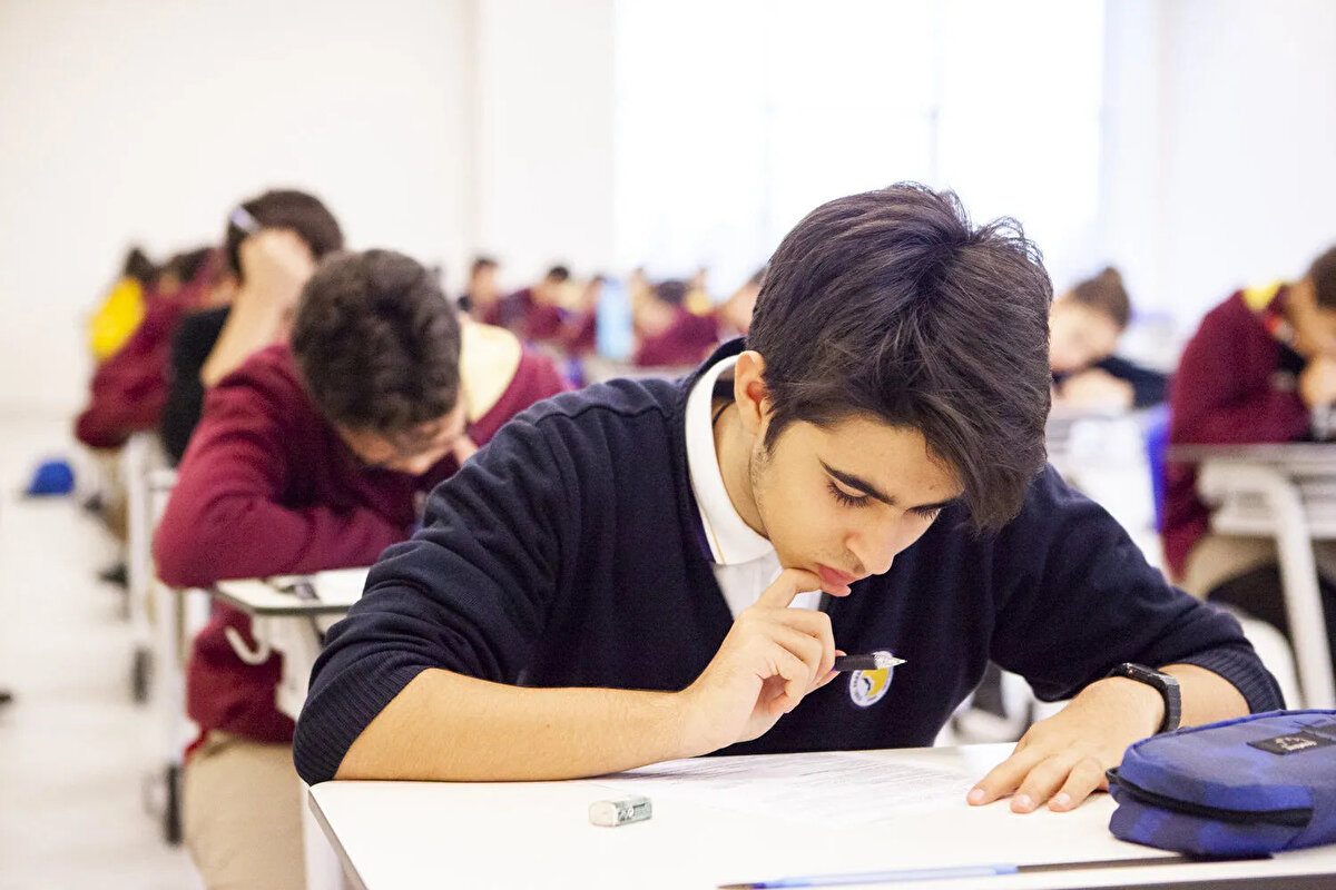 AÖF KAYIT YENİLEME TARİHLERİ<br><br>Akademik takvime göre Kayıt Yenileme Güz Dönemi (Ekle-Sil) işlemleri 6 Ekim 2025 Pazartesi - 17 Ekim 2025 Cuma tarihleri arasında yapılacak.<br>Açıköğretim kayıt yenileme işlemleri, Anadolu Üniversitesi’nin resmi internet sitesinden gerçekleştirilecek:<br>🔗 https:www.anadolu.edu.tracikogretim